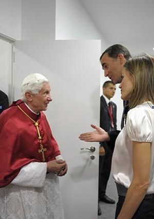 El príncep Felip i la seva dona conversen amb Benet XVI abans del començament de la missa de Cuatro Vientos.