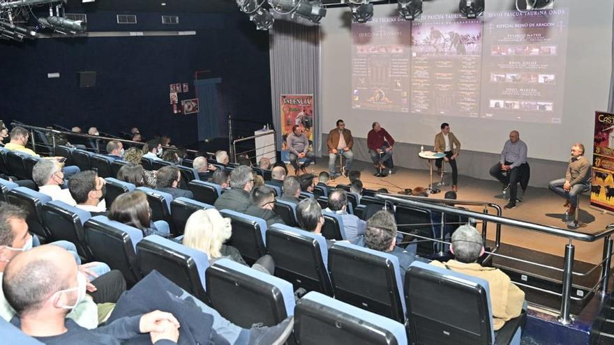 La sala de La Cassola acogió ayer la presentación de los actos de la Pascua Taurina de Onda del 2022.