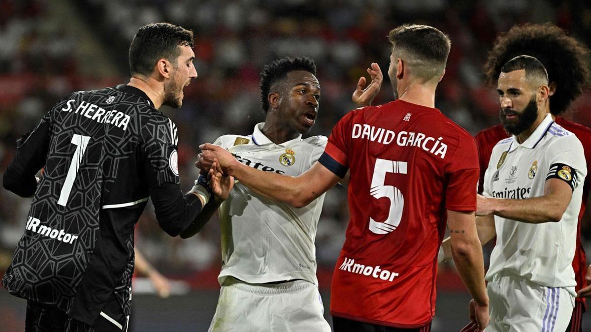 Vinicius se encara con Sergio Herrera y David García durante la final de Copa entre el Real Madrid y Osasuna.