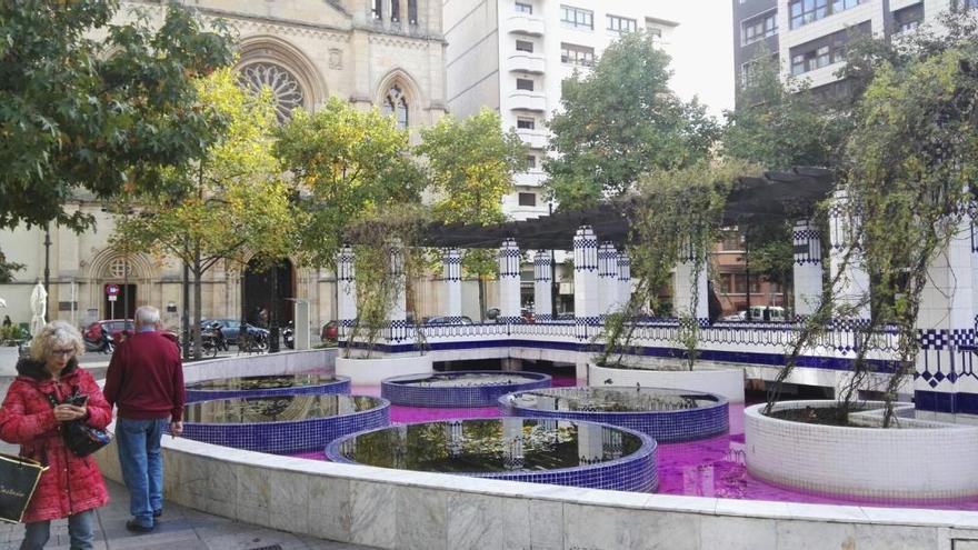 El agua se tiñe de rosa en la fuente  de la iglesia de San Lorenzo en Gijón  con motivo  del Día Mundial del Cáncer de Mama