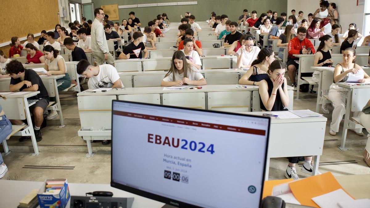 Alumnos durante los exámenes de la EBAU de junio en Murcia.