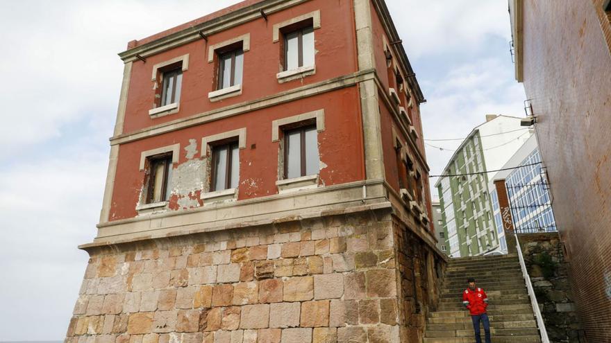 Cruz Roja Gijón acude al Ayuntamiento para que su lancha de salvamento siga en el Muelle