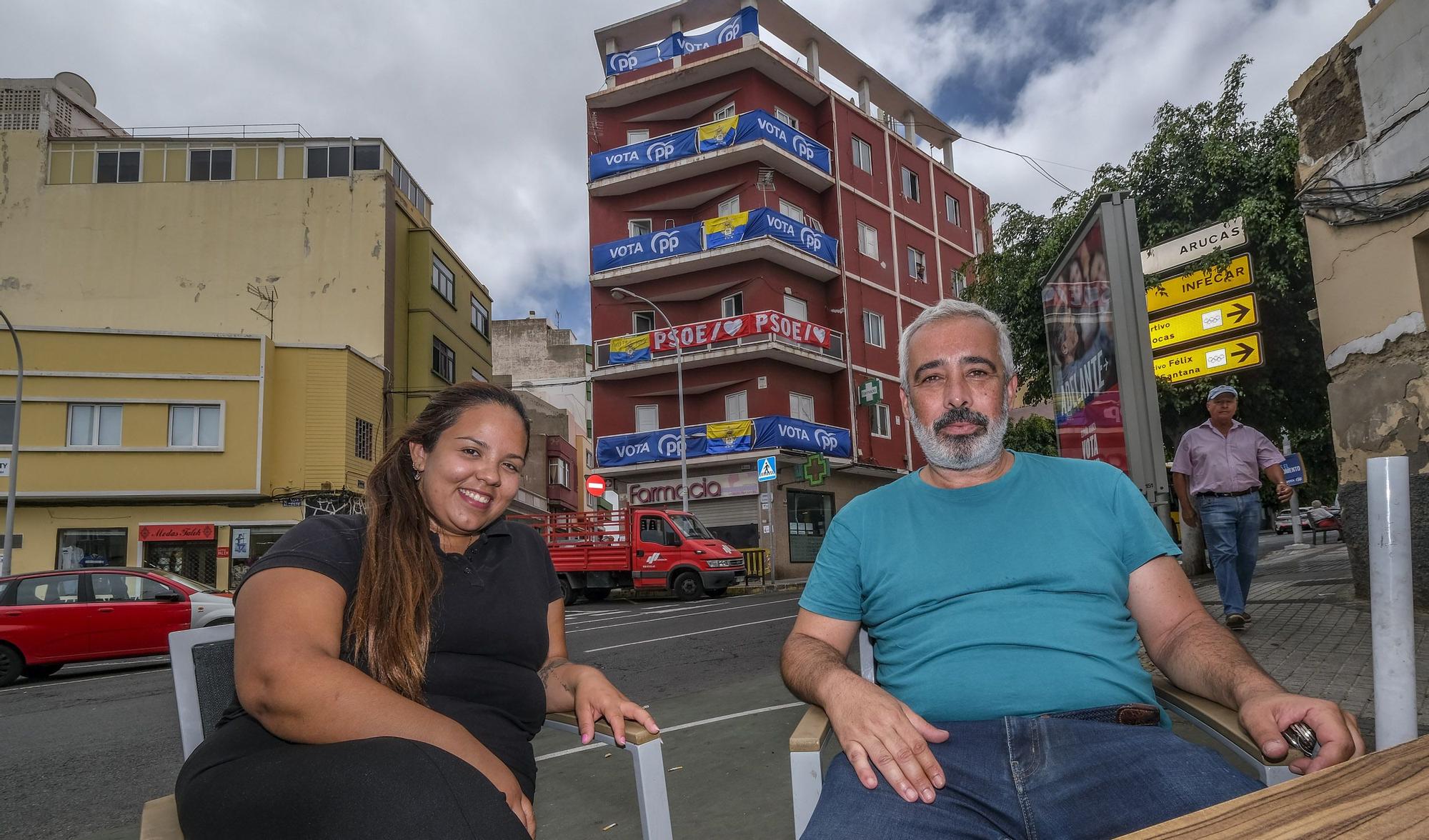 'Guerra' de lonas electorales en un edificio de Las Palmas de Gran Canaria