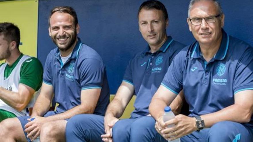 Igor Tasevski, en el banquillo del Villarreal B, junto a al técnico Álvarez.