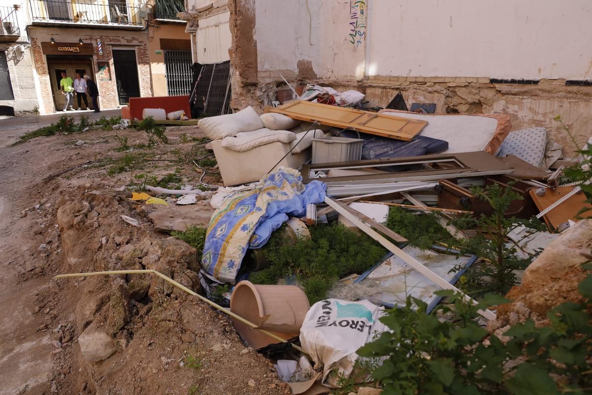 Enseres que se acumulan en el solar