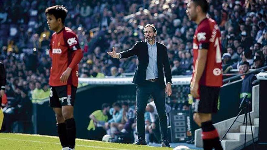 Moreno ordena a sus jugadores antes de sacar una falta a favor.