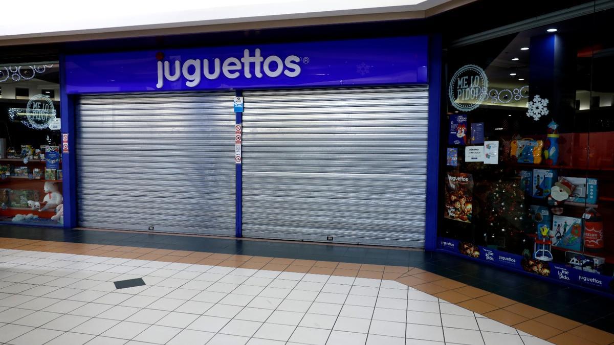 Los ladrones se llevaron 1.400 euros de la caja registradora y la caja fuerte del Juguettos del centro comercial Augusta.