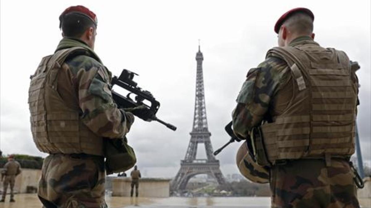 Militares franceses patrullan cerca de la torre Eiffel, ayer en París.