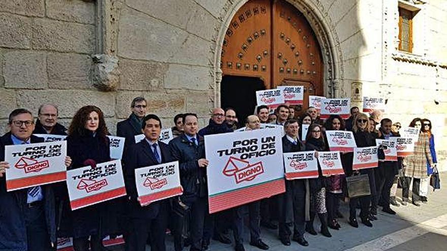 Concentración de los abogados del turno de oficio, frente al palacio de Los Momos.