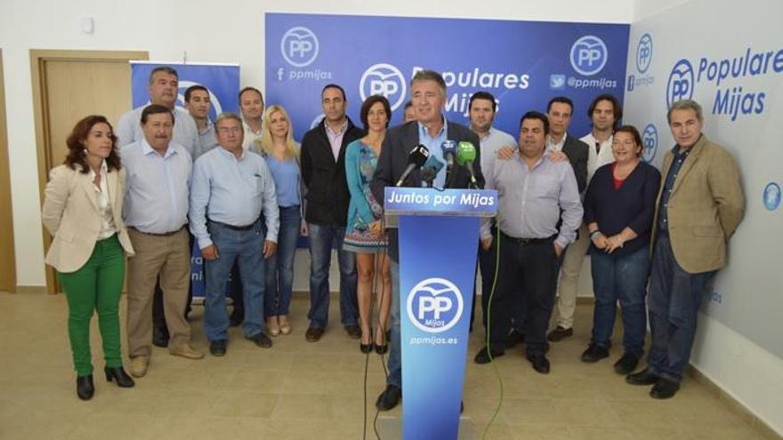 El secretario general del PP de Mijas, Ángel Nozal, con los concejales del Partido Popular en el Ayuntamiento y varios de sus militantes.