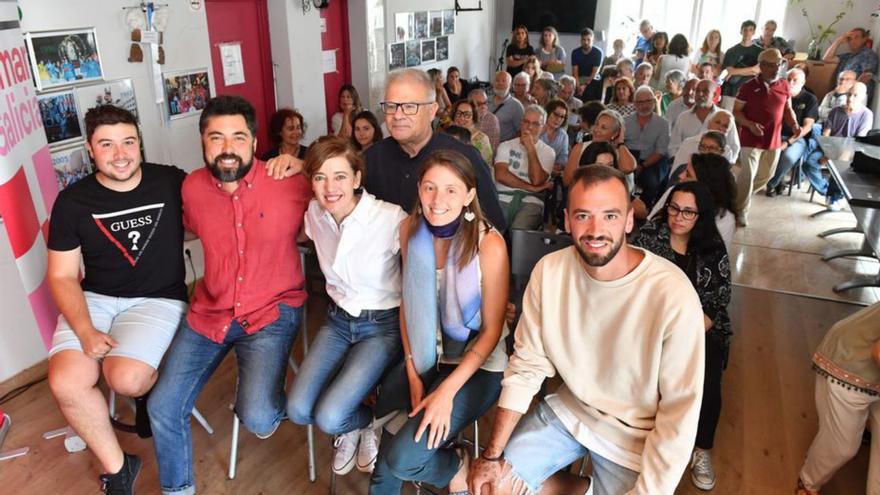 Marta Lois, en el centro, en el acto celebrado en A Coruña.  | // VÍCTOR ECHAVE