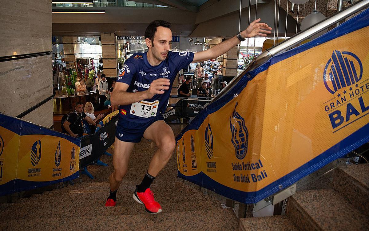 Angel Lopez Amor subiendo las escaleras del hotel Bali de Benidorm en 2025.