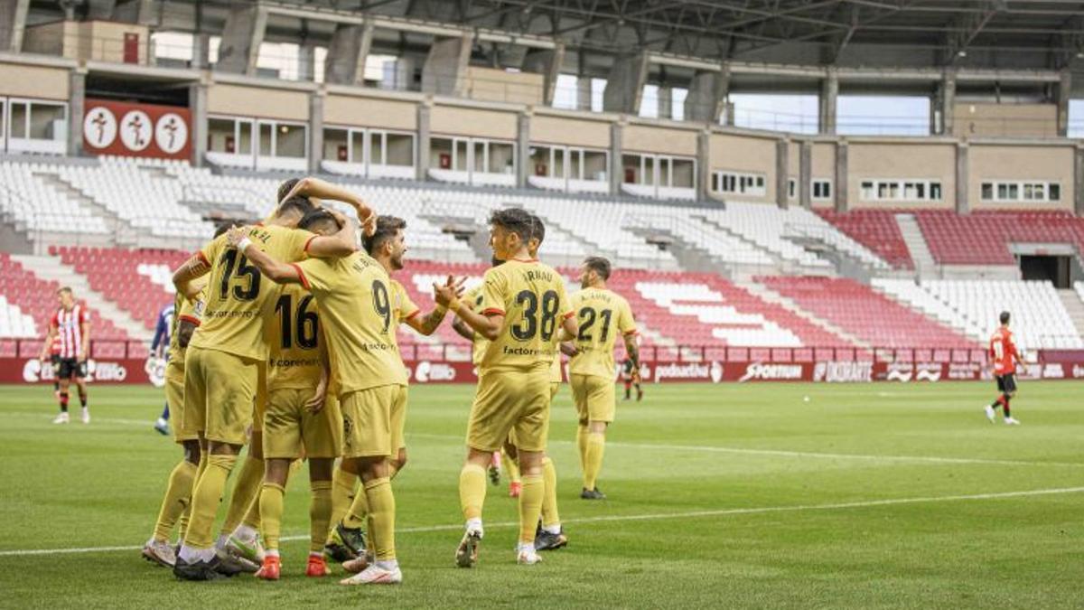 El Girona celebrando la victoria