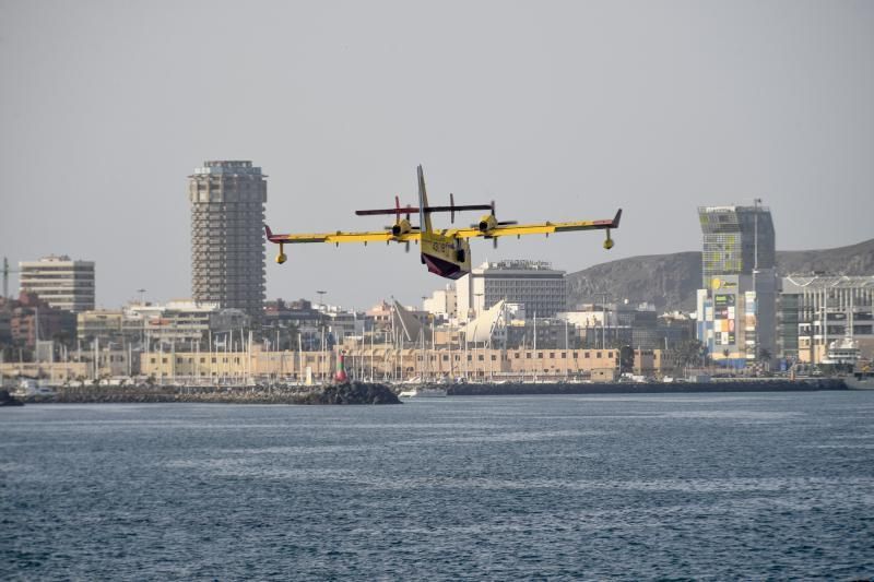 25-02-20 LAS PALMAS DE GRAN CANARIA. BAHIA DE LA CAPITAL. LAS PALMAS DE GRAN CANARIA. Amerizaje de los hidroaviones en la bahia capitalina para recoger agua.    Fotos: Juan Castro.  | 25/02/2020 | Fotógrafo: Juan Carlos Castro