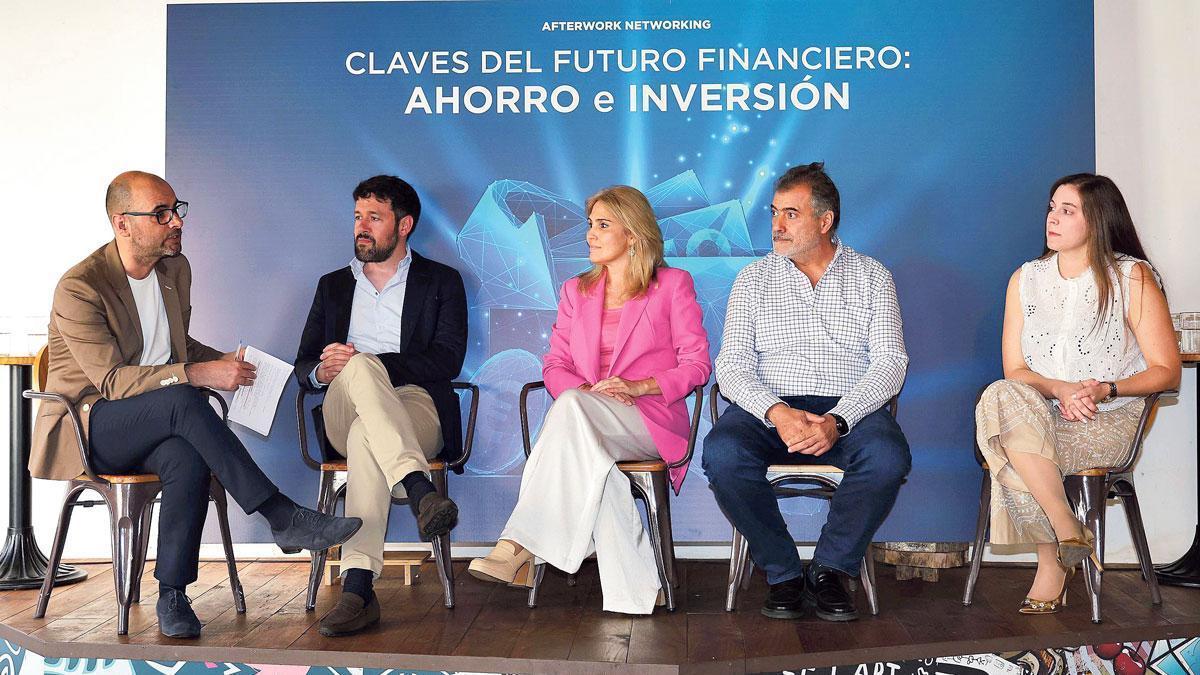 De izquierda a derecha; Julio Pérez, José María Díaz, Lucy Amigo, Jorge Vila, y Raisa Pérez en el 'Afterwork Networking Prensa Ibérica: "Claves del futuro financiero: ahorro e inversión".