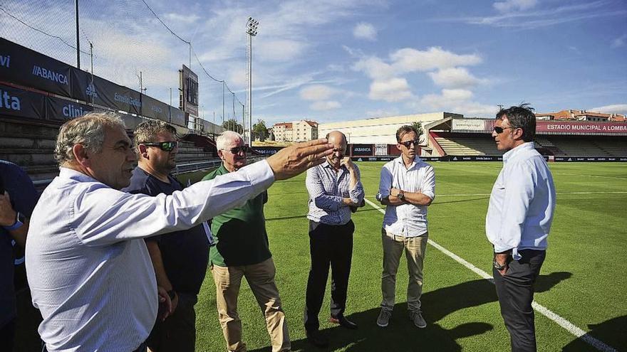 Manuel Abalo, Louzán y Chaves, en el campo de A Lomba ayer por la tarde. // Iñaki abella