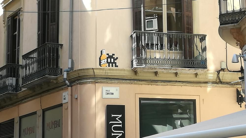 Otro de los mosaicos de Invader, en la calle Capitán.