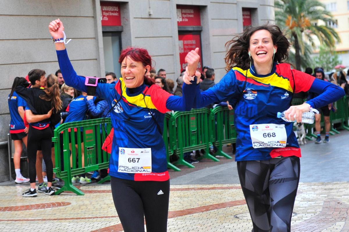 Corredoras participantes en la prueba de la Policía Nacional en Elche