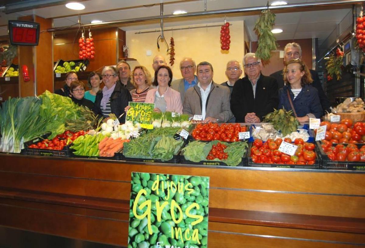 El alcalde y representantes de las asociaciones que organizan la feria la presentaron ayer.