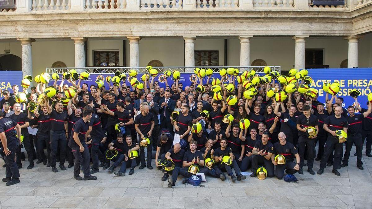 Toma posesión de los bomberos celebrada en la Nau este viernes.