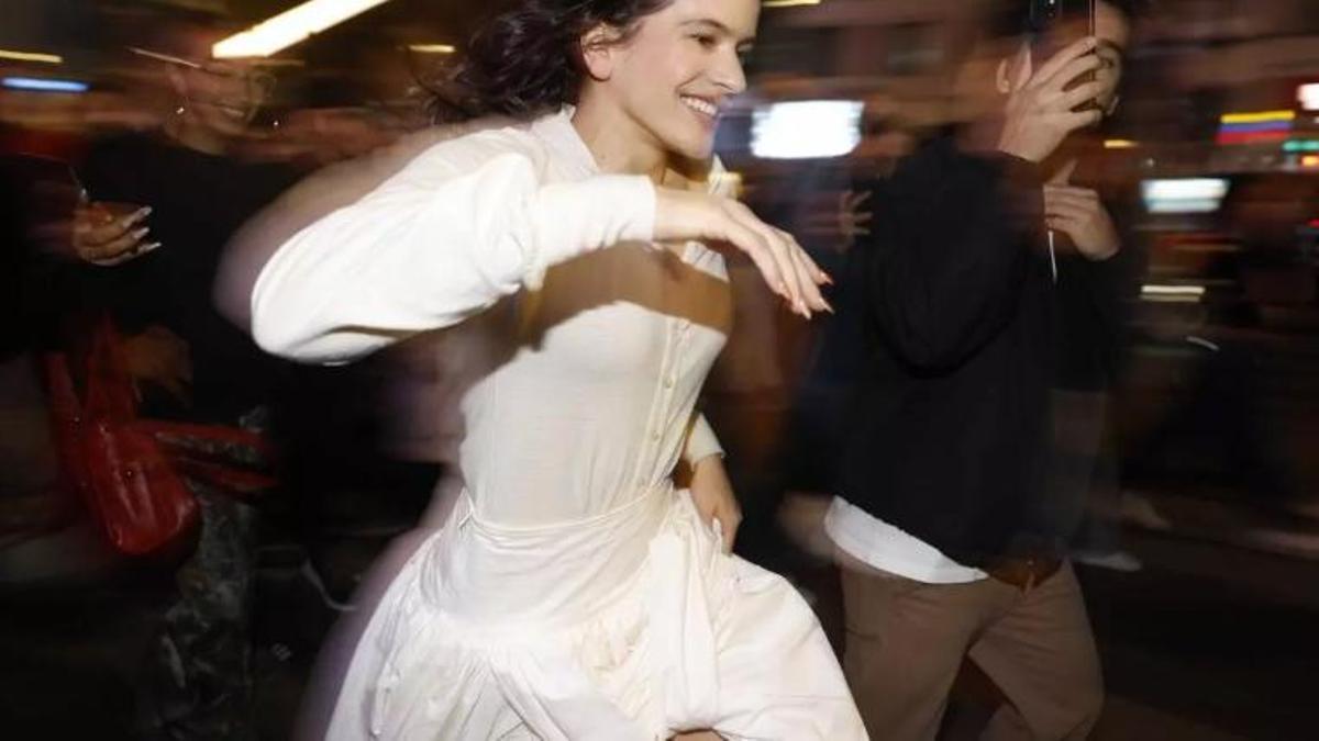 Les imatges de l'aparició sorpresa de Rosalía al centre de Madrid