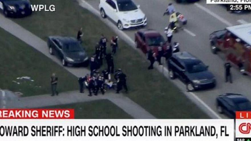 Un muerto y una veintena de heridos en un tiroteo en colegio de Florida