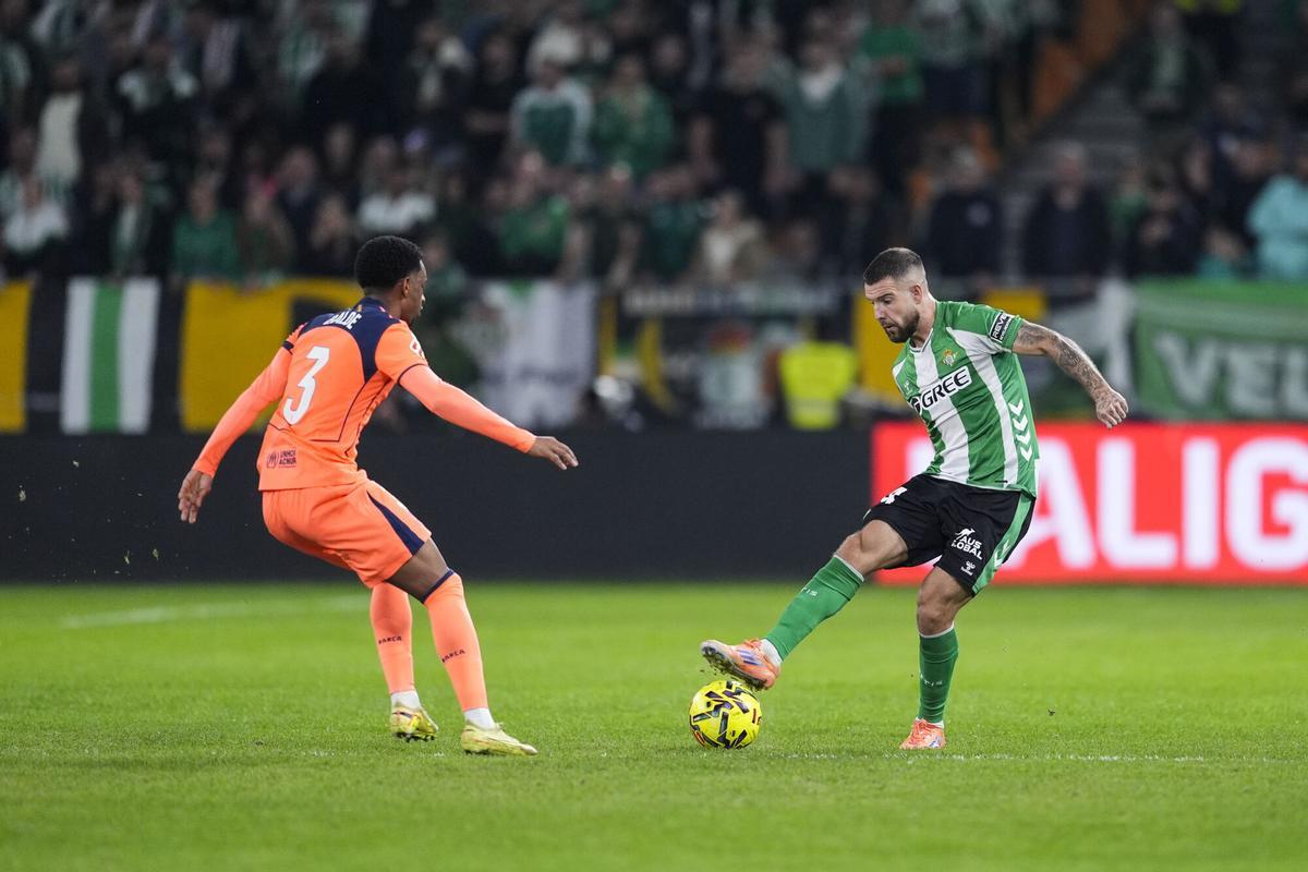Aitor Ruibal of Real Betis in action during the Spanish league, LaLiga EA Sports, football match played between Real Betis and FC Barcelona at La Cartuja stadium on December 6, 2025, in Sevilla, Spain. AFP7 06/12/2025 ONLY FOR USE IN SPAIN. Joaquin Corchero / AFP7 / Europa Press;2025;SPORT;ZSPORT;SOCCER;ZSOCCER;Real Betis v FC Barcelona - LaLiga EA Sports;