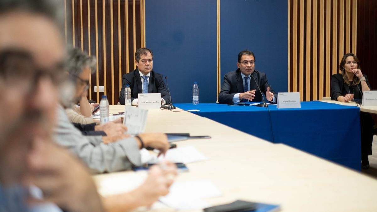 José Manuel Martín (izquierda), Miguel Cardoso y Guadalupe Hernández, este miércoles en la presentación del último informe de BBVA Research sobre la economía canaria.