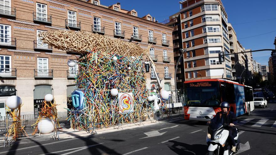 El catafalco más &quot;vanguardista&quot; ya espera al fuego en Martínez Tornel