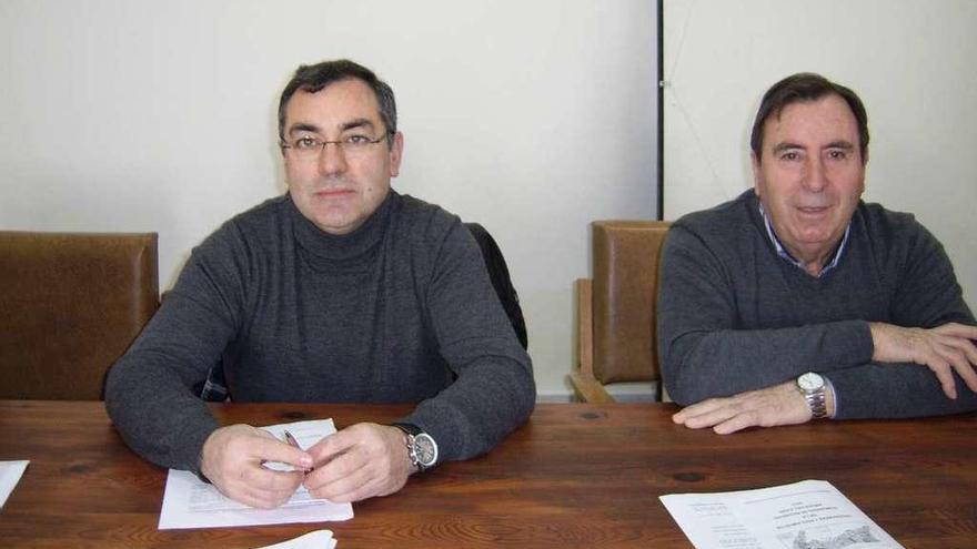 Carlos Macías Laperal y José Miguel Domínguez explican a los agricultores la situación de riego.