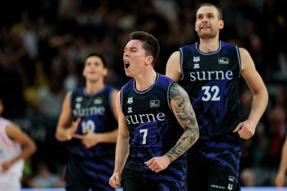 Jaworski celebra una canasta en un partido del Bilbao Basket.