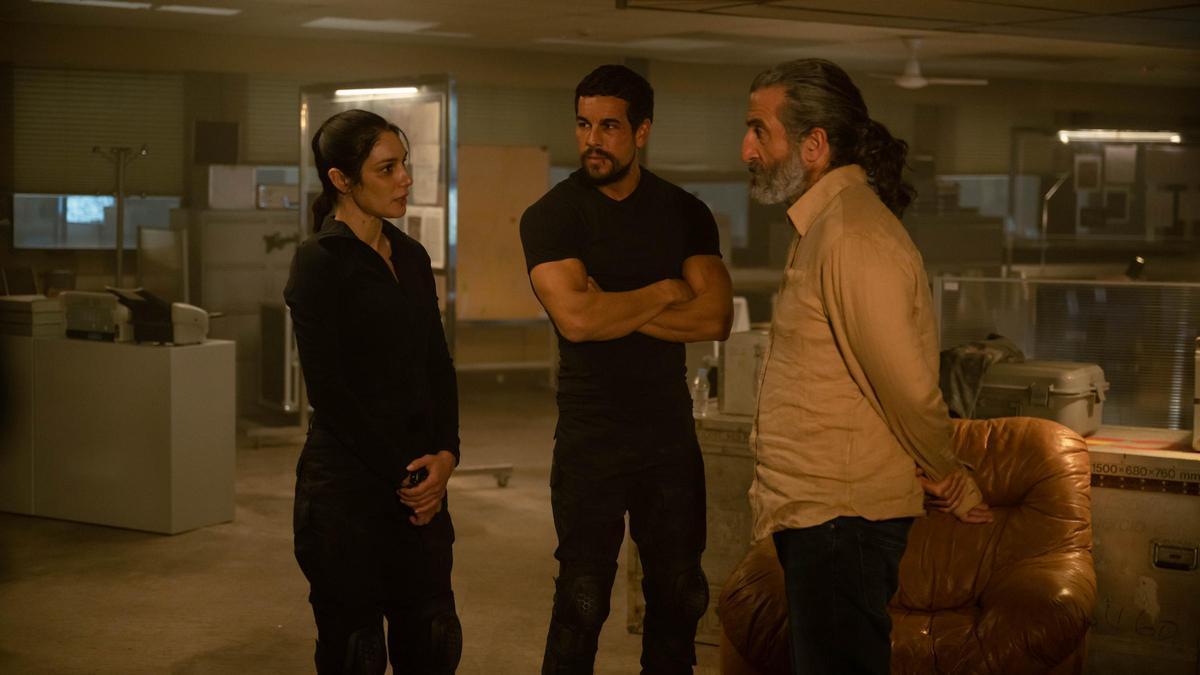 Los dos protagonistas de "Zeta", Mariela Garriga y Mario Casas, con Luis Zahera.