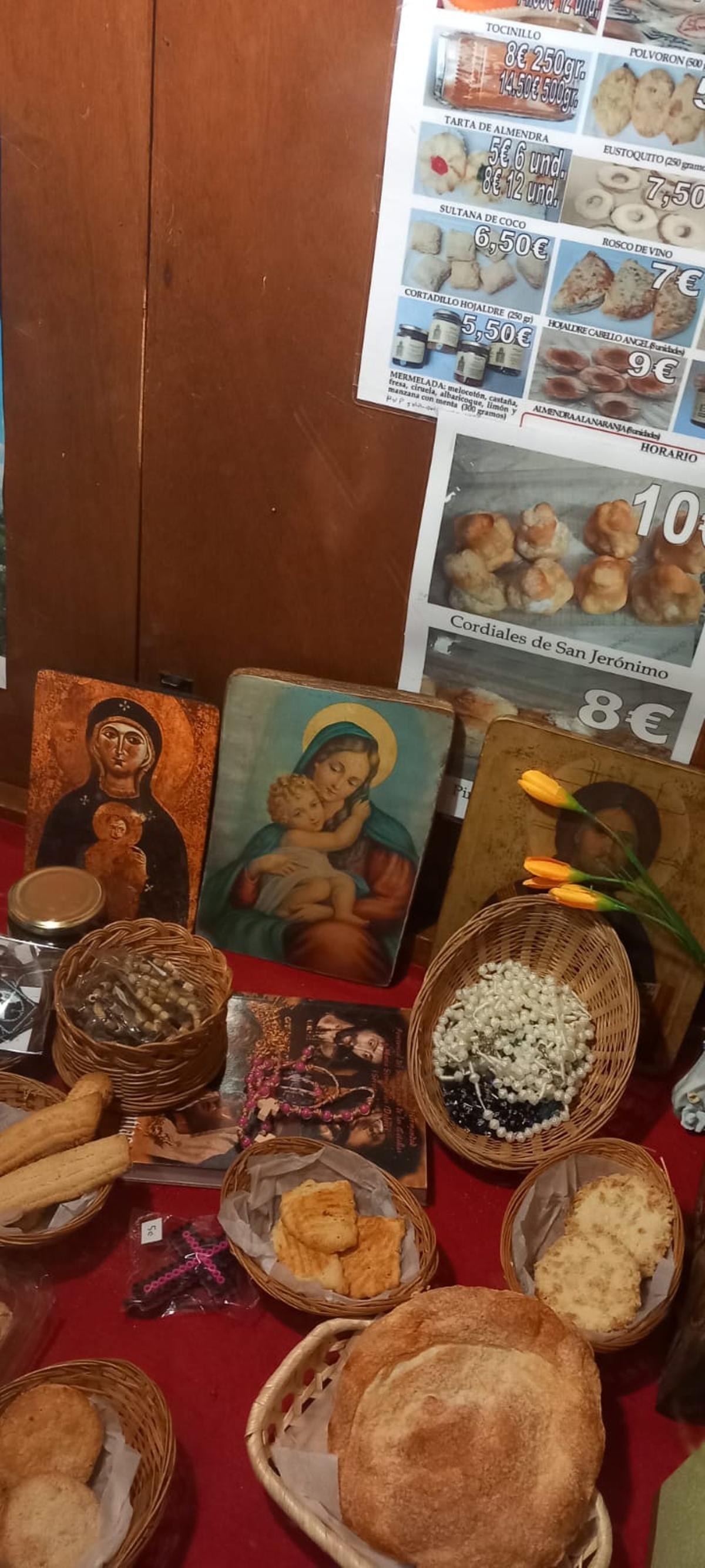 Imagen de estampitas, rosarios y dulces.