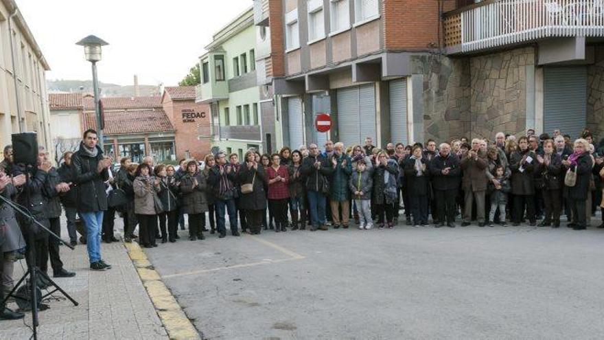 Concentració ahir davant de l&#039;ajuntament de Súria per rebutjar el crim masclista que hi ha hagut a la població