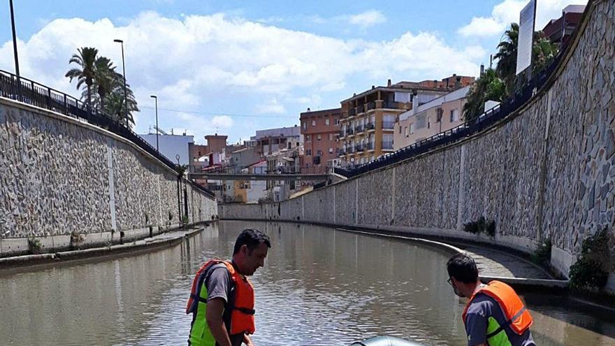 Imagen de la lancha neumática en el cauce urbano del Segura.