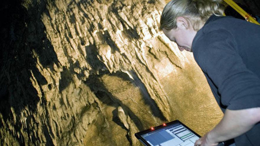 Un miembro del equipo de especialistas de diferentes países que está aplicando sistemas tecnológicos pioneros a nivel mundial en el interior de la Cueva de Ardales.