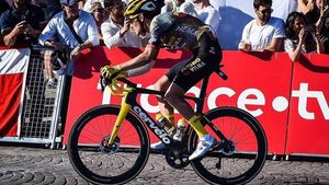 El ciclista Nathan van Hooydonck té un greu accident de cotxe