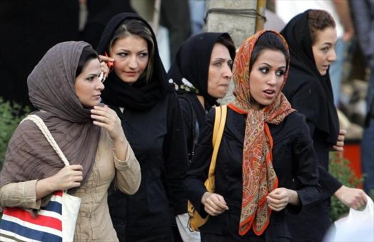 Unas mujeres pasean por una calle de Teherán, la capital de Irán.
