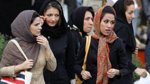 Unas mujeres pasean por una calle de Teherán, la capital de Irán.