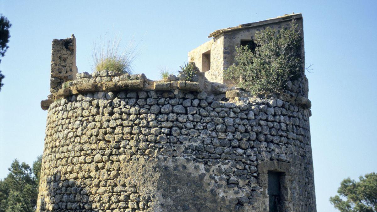 La Torre de Sa Pedrissa es una de las más grandes del litoral mallorquín.