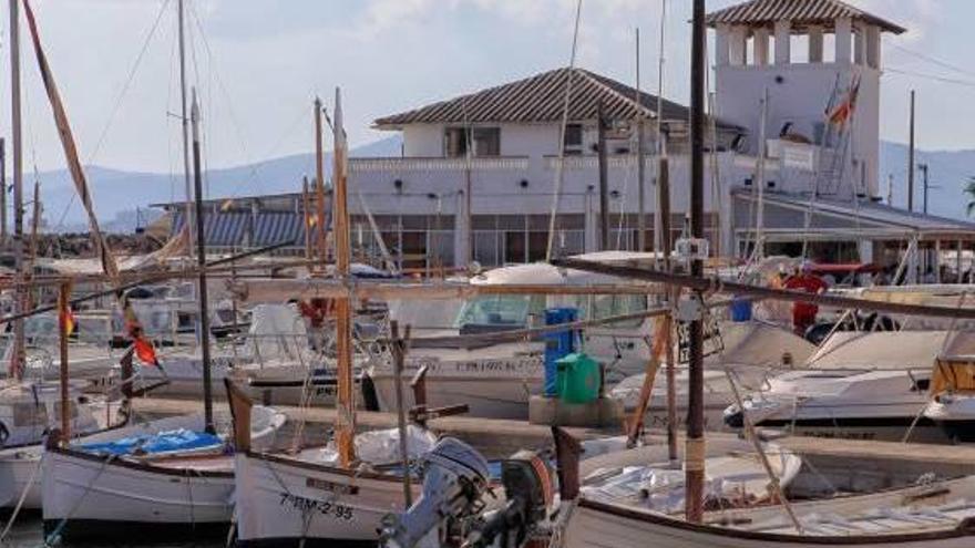 Las tradicionales embarcaciones del puerto del Molinar con la sede social y el restaurante al fondo.