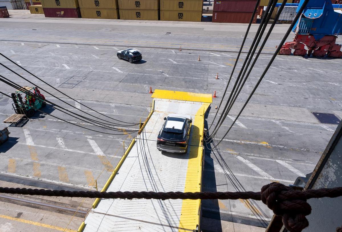 Varios vehículos saliendo de la rampa del barco.