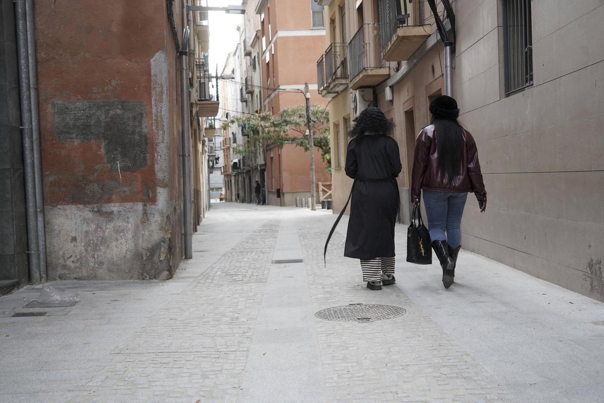 El carrer de Santa Maria amb plataforma única i un dels nous vials que entren a la zona de fotomultes del sector Gispert