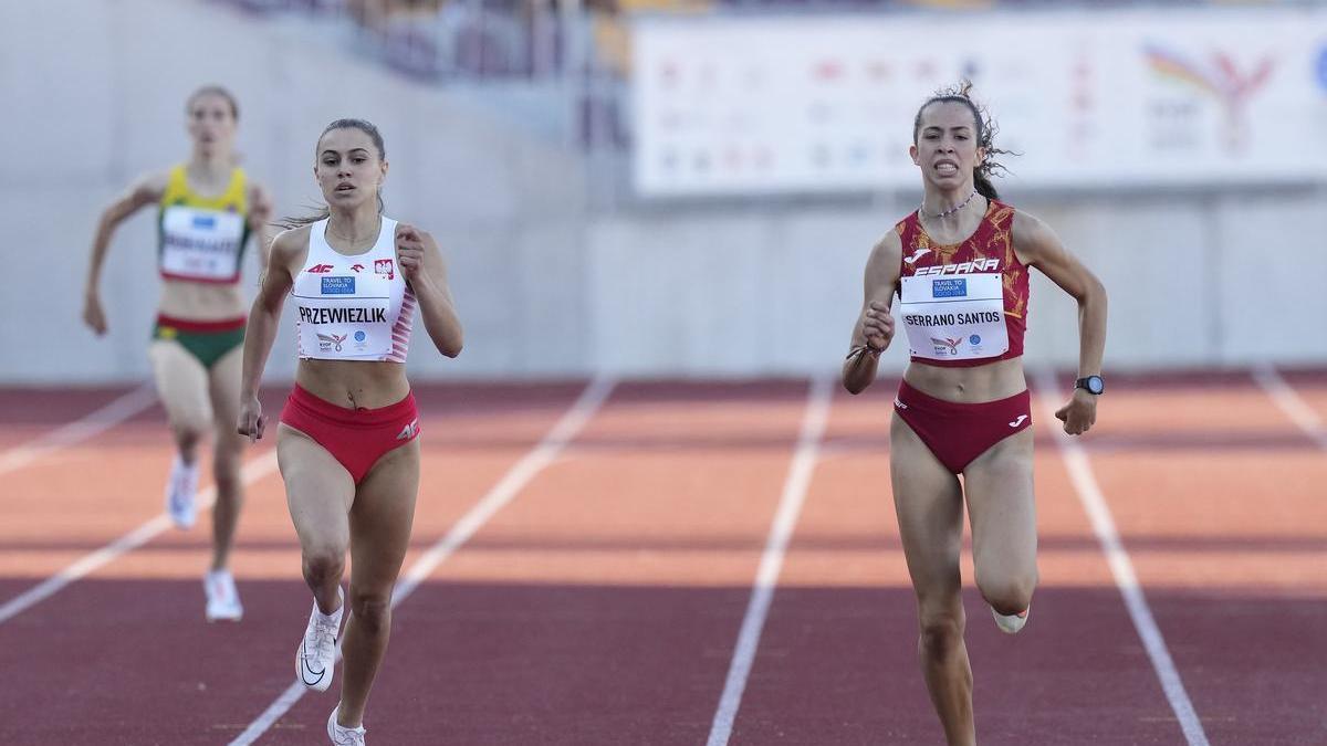 Alba Serrano durante su semifinal de los 400 metros lisos en los FOJE, en Eslovaquia