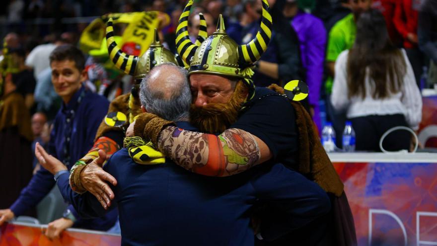 Dos de los vikingos del CB Canarias se abrazan con Txus Vidorreta tras la victoria de anoche.