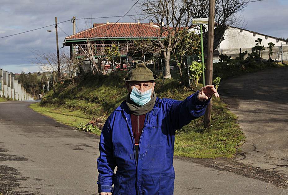 José Luis Bernal, en Carbaínos, señalando hacia la frontera con Llanera, situada a escasos metros.