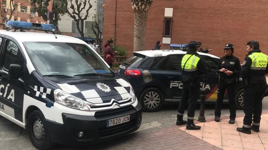 Agents de la Policia Nacional i la Policia Local de Múrcia a l&#039;exterior de l&#039;habitatge