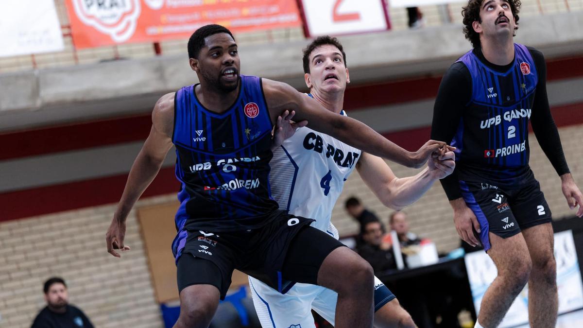 El debutante Duke, izquierda, en el partido CB El Prat vs Proinbeni del pasado domingo