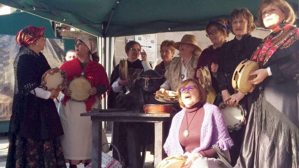 O Grove se mira en el espejo del pasado que cada año adorna la Praza de Arriba