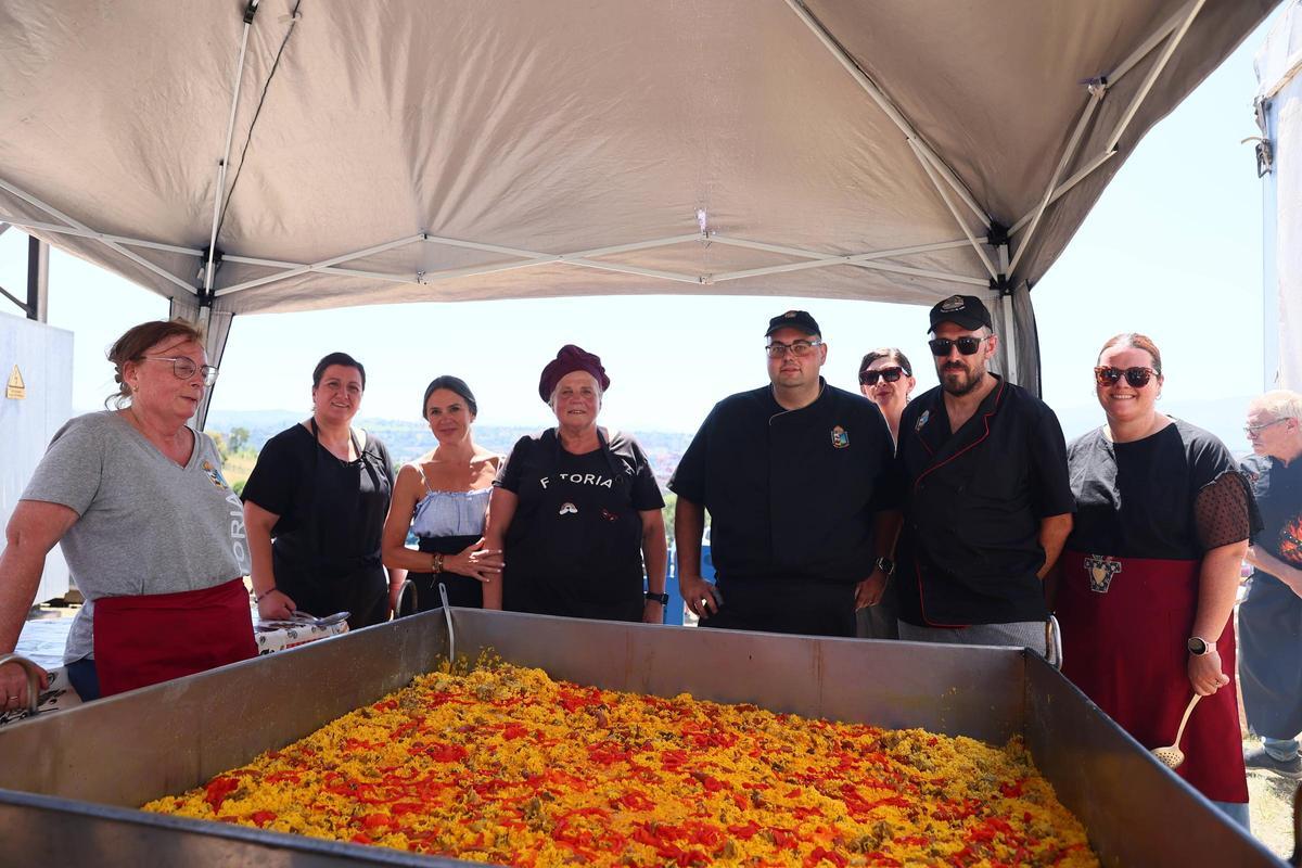 Por la izquierda, Lourdes Noval, Susana Cuesta, Rocío Bermejo, Ana Noval, Pablo Villa, Elena Jiménez, Alejandro Alonso y Carla Campo posan con la paella.
